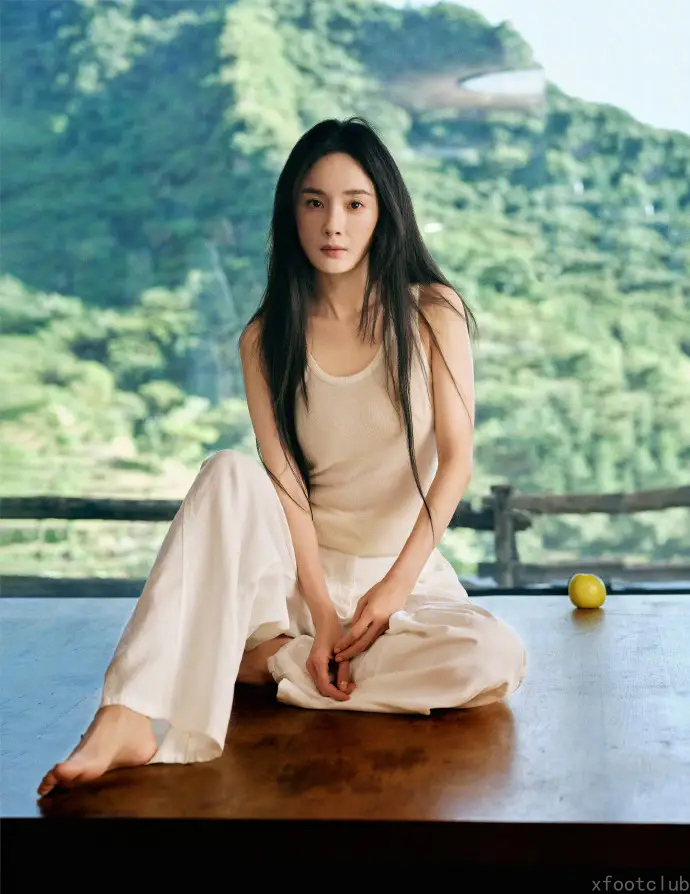 杨幂光脚拍摄艺术照