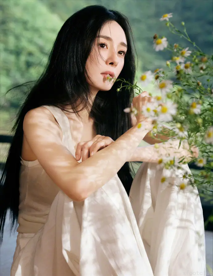 杨幂光脚拍摄艺术照