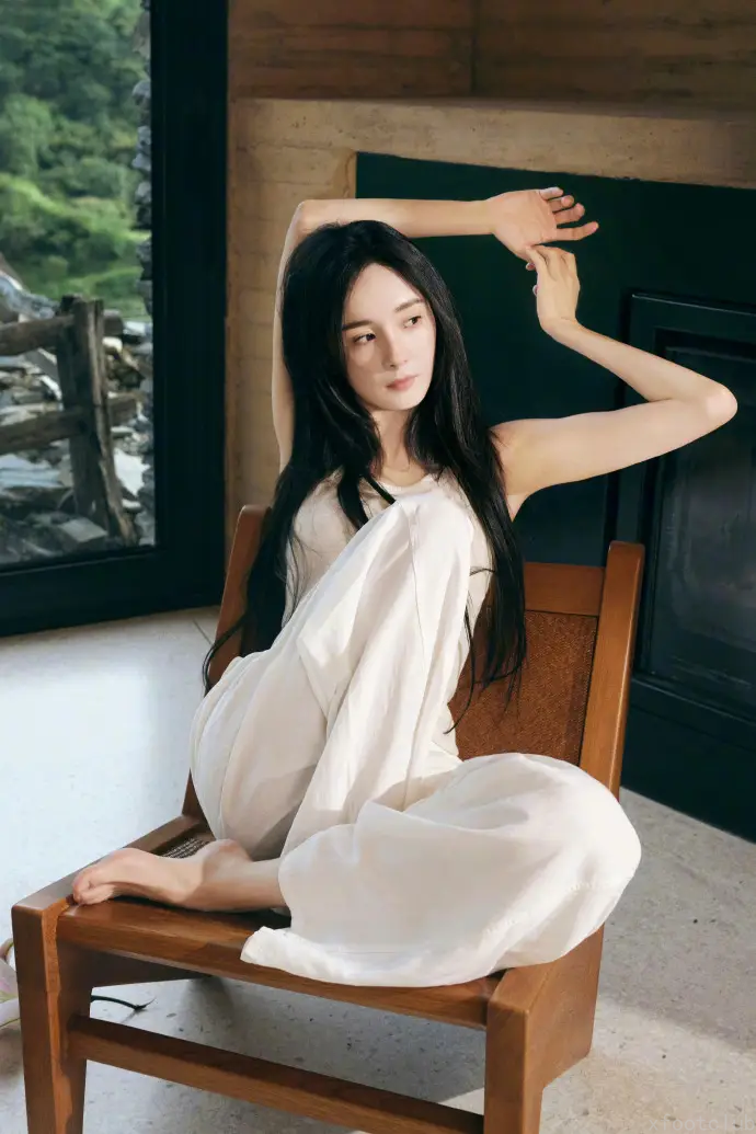 杨幂光脚拍摄艺术照