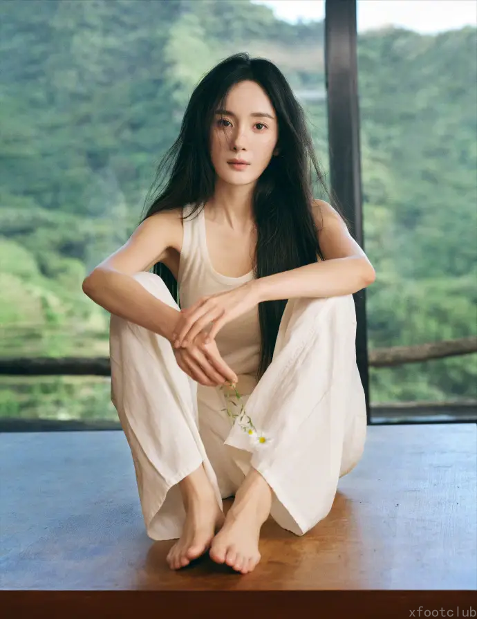 杨幂光脚拍摄艺术照